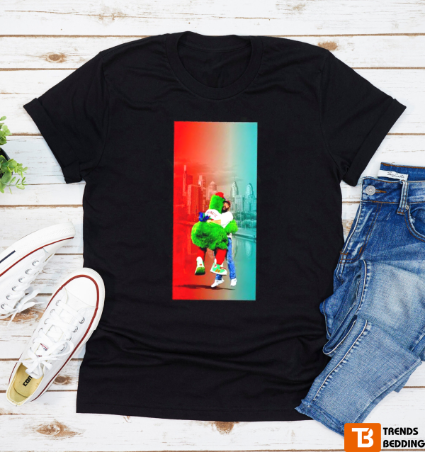 Jason Kelce Hug Philadelphia Phillies Mascot Phanatic T-shirt