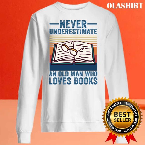 Never Underestimate An Old Man Who Loves Books Vintage T-shirt