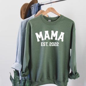 Custom Mama Est 2022 Mothers Day New Mom Baby Shower Sweatshirt