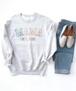 Mama Est Mom Established New To Be Crewneck Sweatshirt 3 Mama Est Mom Established New To Be Crewneck Sweatshirt 4