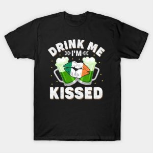 Happy St. Patrick’s Day drink me I’m kissed beer funny 2023 T-shirt