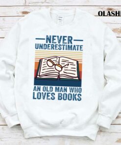 Never Underestimate An Old Man Who Loves Books Vintage T shirt 1