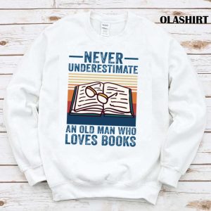 Never Underestimate An Old Man Who Loves Books Vintage T-shirt