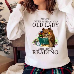 New Never Underestimate An Old Lady Who Loves Reading Shirt