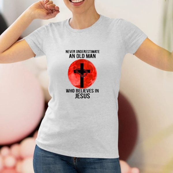 Never Underestimate An Old Man Who Believes In Jesus Crown Of Thorns And Cross 2024 T-shirt